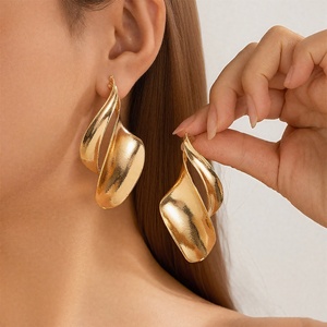 Pendientes minimalistas con forma de hoja de estilo europeo y americano de Jingciren Boutique para mujer, diseño de hoja vintage, elegante embalaje en caja de regalo - Product Image 1