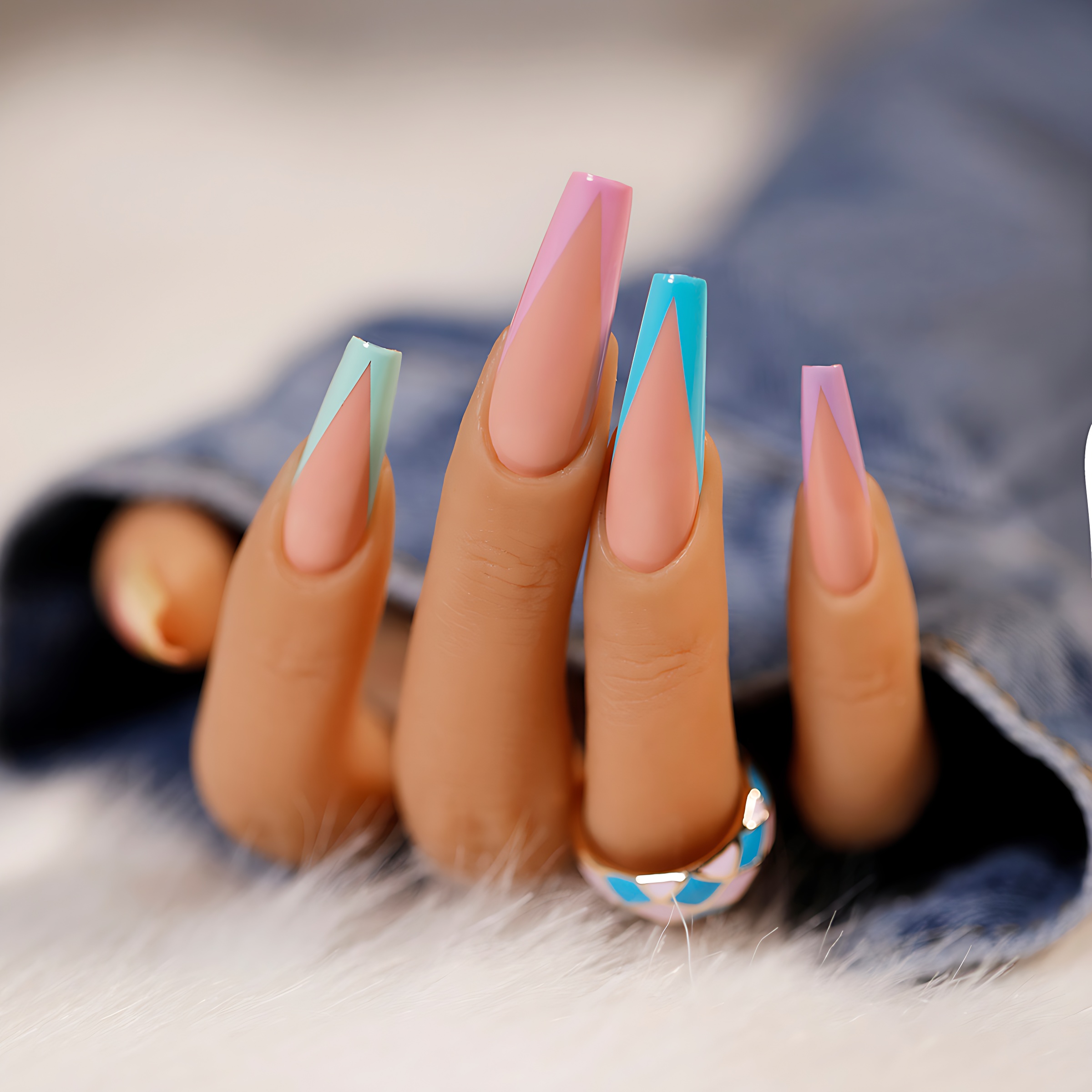 Triangular Geometry for Bold Nail Style