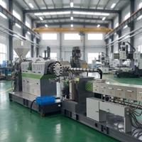 Ligne de recyclage plastique à double extrusion à deux étages haute efficacité, transformant les déchets plastiques PP PE en granulés plastiques uniformes