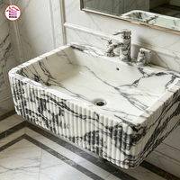 Lavabo mural cannelé en marbre Arabescato naturel, vasque intégrée en pierre pour villas de luxe et salles de bain d'hôtels