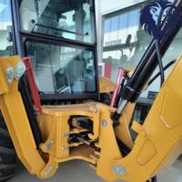 Nouvelle chargeuse-pelleteuse 4x4 4WS avec godet frontal de 1,1 m³ et poids opérationnel de 7800 kg, polyvalente pour divers projets de construction.
