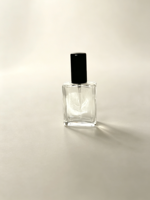 Présentoir de Luxe pour Bouteille de Parfum 15ml, Boîte Cylindrique Personnalisée avec Logo, Finition Brillante Sérigraphiée, Luxe Haut de Gamme