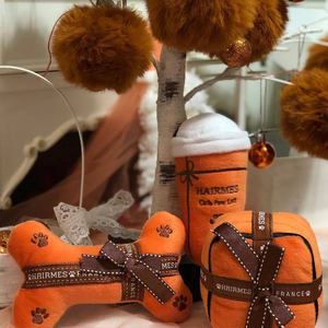 Toptan lüks marka köpek peluş oyuncaklar 2025 yeni tasarımcı Parody Squeak kemik hediye kutusu ile moda butik ve Pet Shop için - Product Image 1