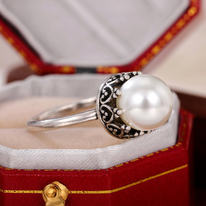 Anello Stile Barocco, Gioiello da Dito Semplice ed Elegante per Donne, Design con Accenti Bianchi - Product Image 1