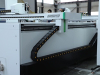 Machine à découper le carton multifonctionnelle avec couteau oscillant, haute efficacité et respectueuse de l'environnement.