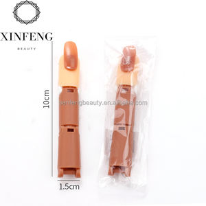 Une plaque d'ongle amovible doigt (doigt du milieu) outil de pratique de l'art des ongles pour les novices en nail art - Product Image 1