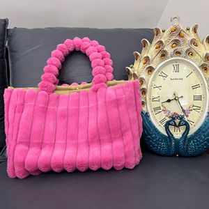 NUEVO Invierno Última Moda Logotipo personalizado Suave Gran capacidad Ligero Piel Esponjosa Felpa Bolsa de mano - Product Image 1