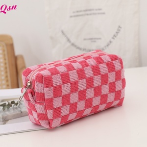 Bolsa de almacenamiento de maquillaje con patrón de rejilla informal de moda al por mayor bolsa de cosméticos de lana tejida de viaje portátil de mano - Product Image 1