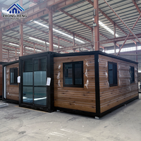 Casa Contenedor Expandible con Acabado Madera, Estructura de Acero Negro, Puerta Doble de Vidrio con Tinte Azul, Completamente Amueblada, Casa Prefabricada Lista para Habitar