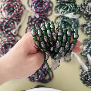 تصميم يدوي لسوار من خرز الهيماتيت مع حبل مطاطي وإنتاج المجوهرات - Product Image 5