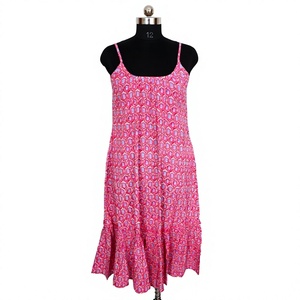 Robe midi chic indienne à fleurs 100% coton pour l'été, usage quotidien, féminine, polyvalente, moulante, sans manches, boutonnée, écologique, lavable - Product Image 1