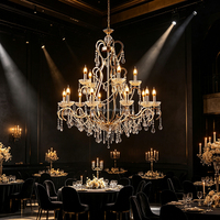 Lustre en cristal de luxe pour projet hôtelier, style bougie, avec structure en fer doré, pour décoration intérieure de banquets