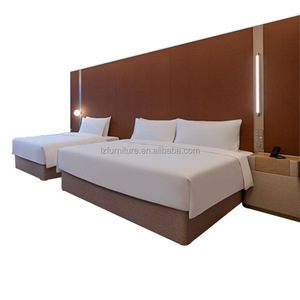 Lits jumeaux minimalistes à cadre en bois avec tête de lit rembourrée douce pour hôtel, boutique ou chambre d'hôtel 3 étoiles - Ensemble de mobilier commercial - Product Image 3