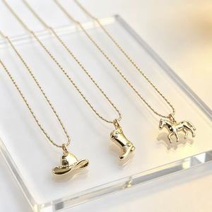 Collar de moda chapado en oro de 18K con colgante de sombrero y bota de vaquero del oeste para mujer, joyería delicada con dije de caballo de metal liso, venta al por mayor - Product Image 2