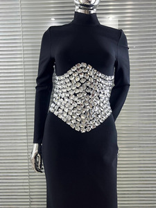 Abito Fasciante <span class=keywords><strong>Nero</strong></span> di Alta Qualità con Collo Alto, <span class=keywords><strong>Maniche</strong></span> <span class=keywords><strong>Lunghe</strong></span> e Borchie in Strass - Product Image 4