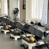 Nouveau style de Reformer de Pilates classique blanc durable avec cadre en aluminium, lit télescopique de 2400 mm de long pour exercices au sol