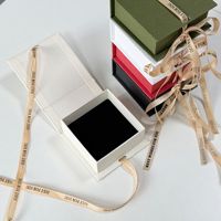 Boîte cadeau en ruban texturé de qualité supérieure avec fermeture magnétique, idéale pour les souvenirs et l'emballage de bijoux