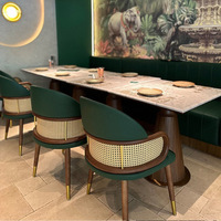 Ensemble table et chaises de restaurant en bois massif de style nordique avec plateau en marbre ; Canapés d'angle tendance pour restaurants