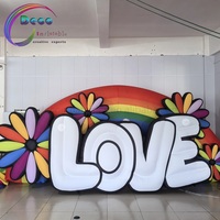 Ensemble de lettres gonflables géantes « LOVE » avec arc-en-ciel et fleurs pour la décoration d'événements et les spectacles