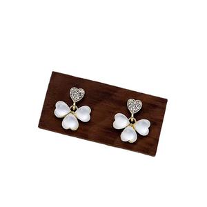 Pendientes de botón QX de aleación de zinc chapados en oro vintage elegantes con ópalo verde talla Asscher y diseño de flor de trébol de cuatro hojas para mujer, regalo, ¡gran oferta! - Product Image 6
