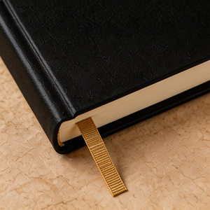 Diario Personalizado de <span class=keywords><strong>Tapa</strong></span> <span class=keywords><strong>Dura</strong></span> en Cuero PU Negro con Espadas de Luna en Relieve Dorado y Banda Elástica de Hiedra para Hombre - Product Image 4