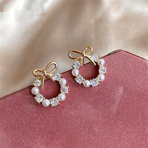 Eleganti Orecchini a Perno con Fiocco e Perle Finte per Donne, Gioielli Minimalisti Chic di Lusso - Product Image 2