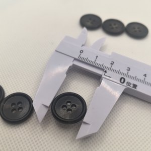 Boutons en urée noirs 28L à 4 trous en stock, petite quantité prête à être expédiée, boutons ronds pour costumes et manteaux - Product Image 4