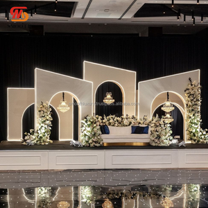 โคมระย้าอะคริลิคสีพิเศษที่แขวนอยู่ในพื้นหลังโค้งสำหรับงานแต่งงาน - Product Image 3