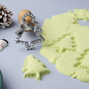 เครื่องทำราวีโอลีรูปต้นคริสต์มาส ทำจากโลหะผสมสังกะสี พร้อมที่ตัดคุกกี้คริสต์มาส แม่พิมพ์เกี๊ยว ด้ามจับไม้ยางพารา อุปกรณ์ครัว - Product Image 2