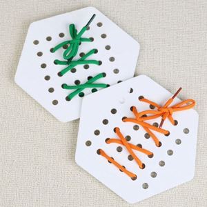 Cartes de couture éducatives en bois double face pour les enfants de 5 à 7 ans - Cartes de couture pour développer la motricité fine - Product Image 4