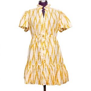 Mini-robe jaune avec col à volants, manches courtes, boutonnée sur le devant, coupe trapèze, robe d'été décontractée - Product Image 1