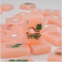 Tersedia Stok Ubin Mahjong Akrilik Mewah Warna Peach Pink Terang dengan Pola Kartun Lukisan Tangan untuk 4 Pemain, Kustomisasi Pabrik
