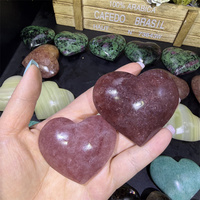 Cœur en cristal de quartz fraise poli et gravé, prix de gros, par Kindfull Crystal