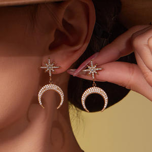 Collier Pendentif Plaqué Or 18K Lune Étoile Zircon 5A, Bijoux Croissant de Lune, Accessoires de Bijouterie, Ras-de-cou Superposable pour Femme - Product Image 2