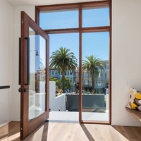 Porte d'entrée pivotante en bois massif avec impostes latérales, design personnalisé insonorisé pour villa