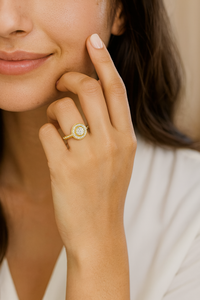 Bague élégante en or et diamants pour femme, design luxueux et raffiné pour fiançailles, mariage et usage quotidien - Product Image 3