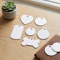 Plaque d'identification personnalisée en aluminium imprimée par sublimation, durable pour l'accrochage sur sac à dos et l'identification sur collier d'animal.