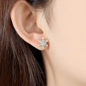 Boucles d'oreilles tendance de style coréen avec micro-incrustations de zircon, alliage de cuivre plaqué or, design flocon de neige, bijoux de niche - Product Image 3