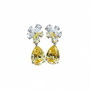 Boucles d'oreilles pendantes fleuris en alliage jaune avec zircon taillé en poire et strass, bijoux romantiques pour femme pour les soirées - Product Image 1