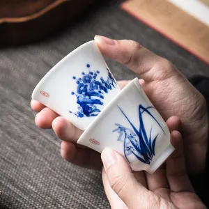 Xícara de chá de cerâmica chinesa Jingdezhen, conjunto de chá pequeno de bambu e crisântemo com ameixa pintada à mão, pingente de orquídea e Kung Fu