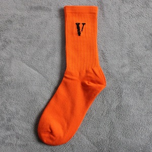 Calcetines de hombre <span class=keywords><strong>Vlone</strong></span> European and American Street Skateboard Orange Big V Tide Brand Ins Cotton Women Medias Pareja - Product Image 4