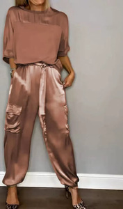 Komfortabler Loser Damen-Anzug mit Glänzender Satin-Bluse und Hose mit Hoher Taille und Kordelzug - Product Image 3