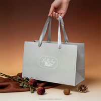 Sacs en papier d'art personnalisés pour emballages cadeaux de luxe, fabriqués avec des matériaux recyclés - Emballage promotionnel polyvalent avec logo personnalisé