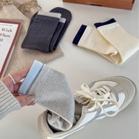 Les chaussettes mi-mollet à double côtes et à blocs de couleur sans couture pour l'automne et l'hiver sont polyvalentes et faciles à porter