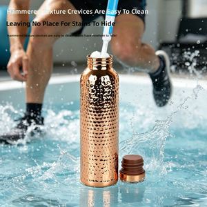 Botella de Agua Deportiva de Acero Inoxidable con Recubrimiento de Cobre Ayurvédico de 34 oz, Tapa Hermética, Libre de BPA, Aislamiento Térmico de 6-12 Horas, Diseño Martillado - Product Image 1