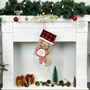 Ensemble de chaussettes de Noël à carreaux Buffalo - Chaussettes de Noël Père Noël, Bonhomme de neige, Renne, Ours pour décoration suspendue au foyer des fêtes - Product Image 5