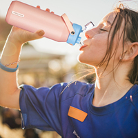 Nueva llegada botella de agua deportiva de acero inoxidable con aislamiento al vacío de doble pared de gran capacidad de 1000 ML con tapa con mango de pajita
