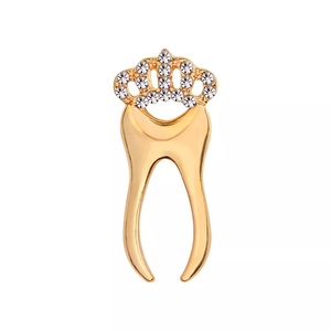 Yiwu personalizado al por mayor fábrica de plata/oro/Metal oro rosa diente pin de solapa blanco corona de cristal broche - Product Image 5