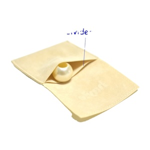 Pochette à bijoux en daim beige avec logo embossé personnalisé, enveloppe à rabat, emballage pour bijoux - Product Image 4