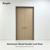 Porte double battante moderne en aluminium et bois à cadre étroit, modèle mère-enfant